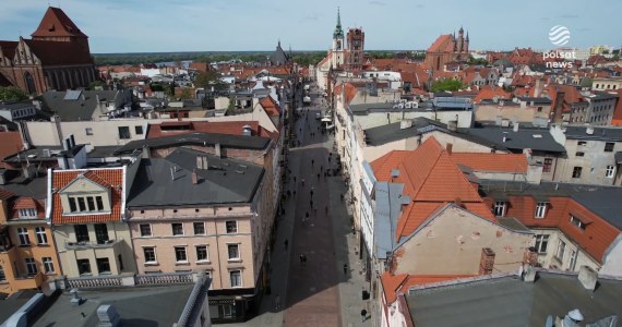 "Wydarzenia": Kobieta leżała na chodniku. Toruńscy policjanci ruszyli z pomocą