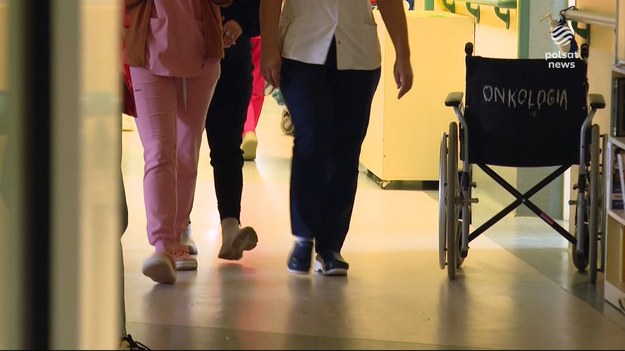 Wydłużają się kolejki do lekarzy, także dla pacjentów najbardziej potrzebujących, jak ci czekający na diagnozę nowotworową. Na pierwszą wizytę u onkologa trzeba czekać średnio 40 dni, na rezonans magnetyczny 2 miesiące, a przecież czas w przypadku raka jest na wagę życia.Materiał dla "Wydarzeń" przygotował Piotr Kuśmierzak.