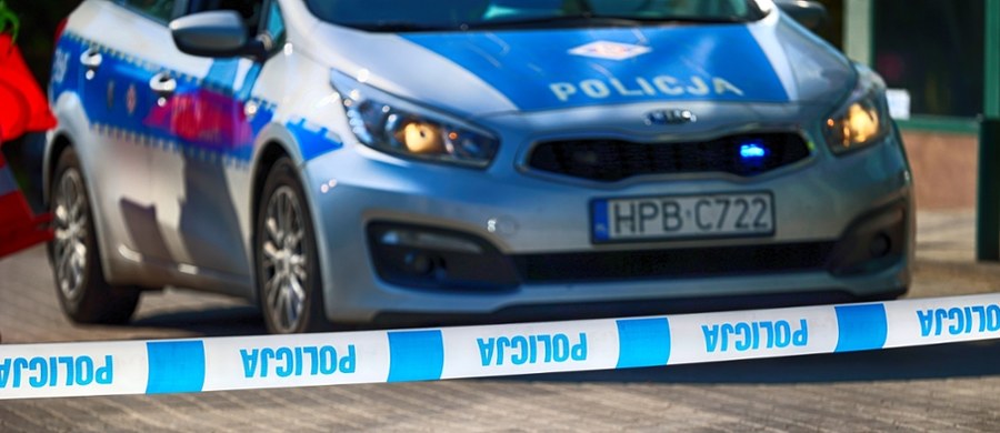 W jednym z mieszkań w Zduńskiej Woli (woj. łódzkie) doszło do dramatycznego odkrycia. Znaleziono tam ciało sześcioletniego chłopca. Okoliczności śmierci dziecka są niejasne. Śledczy zatrzymali matkę chłopca oraz jej partnera.