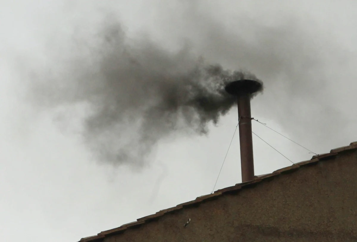 Już dziś wieczorem oczy milionów wiernych i obserwatorów z całego świata zwrócą się ku Kaplicy Sykstyńskiej, gdzie z komina może unieść się pierwszy dym. Czy to właśnie dziś usłyszymy dźwięk dzwonów, zwiastujący wybór nowego papieża? A może czeka nas kilka dni niepewności i spekulacji? Rozpoczyna się konklawe - najważniejsze i najbardziej skryte głosowanie w Kościele katolickim.