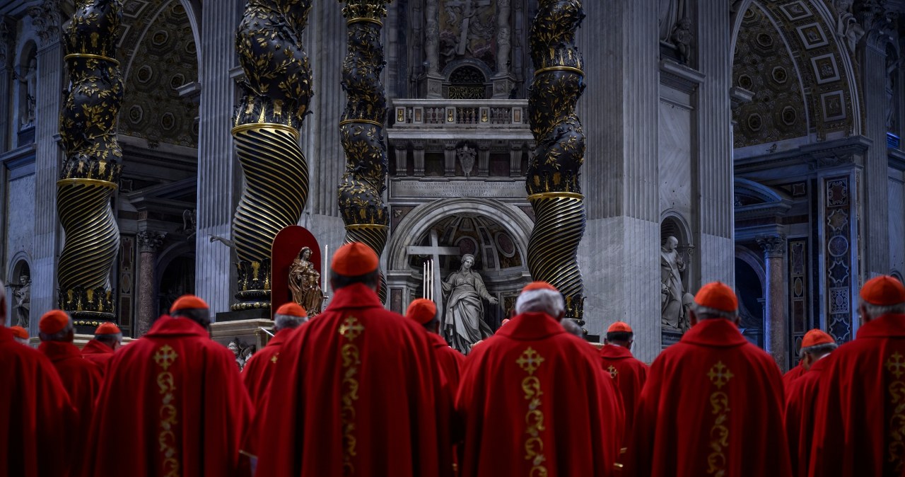 Rozpoczęło się konklawe. Kardynałowie wybierają papieża