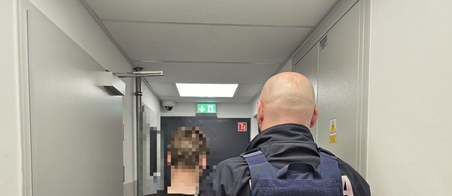 Kryminalni zatrzymali 19-letniego mężczyznę z powiatu oleśnickiego (woj. dolnośląskie), podejrzanego o posiadanie i handel znacznymi ilościami narkotyków. Znaleziono u niego blisko 700 gramów środków odurzających i substancji psychotropowych. Sąd zdecydował o tymczasowym aresztowaniu mężczyzny na trzy miesiące.