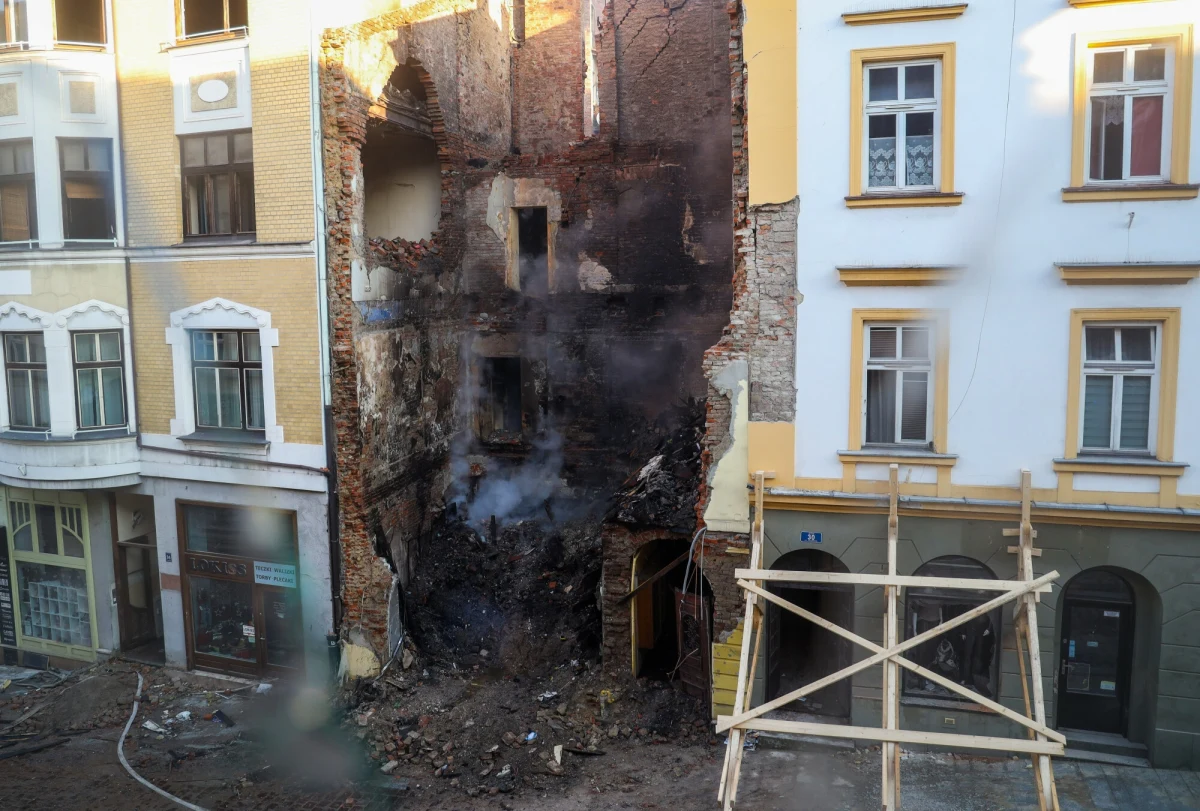 To było celowe działanie człowieka - tak, o przyczynach wybuchu, który w zeszłym roku zniszczył kamienicę w Cieszynie, mówił rzecznik bielskiej prokuratury okręgowej Paweł Nikiel. Śledczy nadal badają, kto mógł być odpowiedzialny za takie działanie.