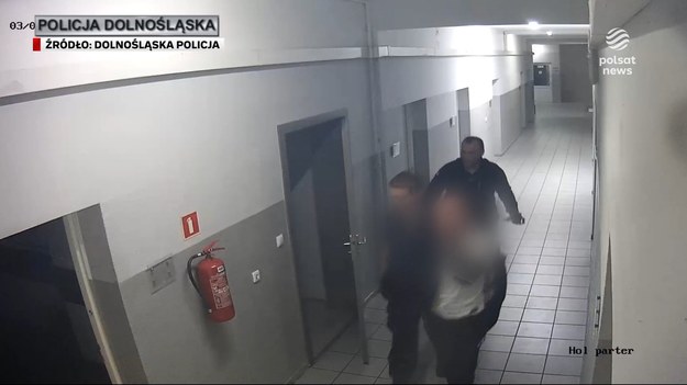 Ratowali kobietę, gdy zostali zaatakowani. W Lubinie na Dolnym Śląsku na ratowników medycznych rzucił się przypadkowy przechodzień. 45-latek jest w areszcie, grozi mu do czterech lat więzienia. Dla ''Wydarzeń'' Mateusz Kopyłowicz.