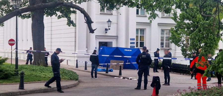 Dramatyczne wydarzenia w siedzibie Uniwersytetu Warszawskiego na Krakowskim Przedmieściu. Uzbrojony w siekierę mężczyzna wpadł na teren uczelni i zaatakował przebywających tam ludzi. Zginęła kobieta, druga osoba jest ciężko ranna. Informację o tym zdarzeniu dostaliśmy na Gorącą Linię RMF FM. Wiadomo już, że sprawca to 22-letni Polak studiujący prawo na UW.