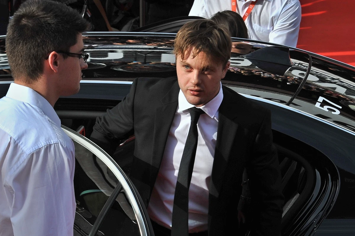 Michael Pitt, znany z serialu produkcji Martina Scorsese „Zakazane imperium”, został zatrzymany pod zarzutem wykorzystywania seksualnego i pobicia. Oskarżenia dotyczą incydentów z lat 2020-2021.