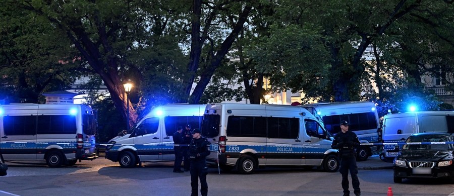 22-letni Polak, student prawa na Uniwersytecie Warszawskim - to sprawca makabrycznego zdarzenia, do którego doszło w środę w stolicy. W bestialski sposób zabił siekierą pracownicę UW i ciężko ranił mężczyznę, który próbował interweniować. "Dzień jutrzejszy, 8 maja 2025 roku, ogłaszam dniem żałoby na Uniwersytecie Warszawskim" - napisał w środę wieczorem w komunikacie rektor wraz z Kolegium Rektorskim UW. 
