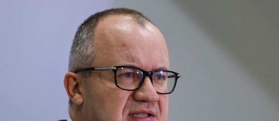 "Byłem obecny na terenie kampusu uniwersyteckiego w momencie zdarzenia. Znajdowałem się w miejscu odległym, uczestnicząc w wykładzie akademickim. Nie widziałem tego tragicznego zajścia. Dowiedziałem się o nim już po fakcie od funkcjonariuszy SOP, którzy zgodnie z procedurą sprawnie ewakuowali mnie z terenu UW" - napisał na platformie X w środę późnym wieczorem minister sprawiedliwości Adam Bodnar. Odniósł się do makabrycznego zdarzenia - 22-letni Polak, student prawa na UW, w bestialski sposób zabił siekierą pracownicę uczelni. 
