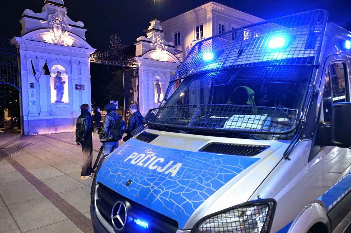 W czwartek po południu prokuratura przesłucha sprawcę makabrycznej zbrodni, do której doszło w środę wieczorem na terenie Uniwersytetu Warszawskiego - dowiedział się reporter RMF FM. 22-letni Polak, student prawa na tej uczelni, w bestialski sposób zabił siekierą pracownicę uniwersytetu i ciężko ranił mężczyznę, który próbował interweniować. 