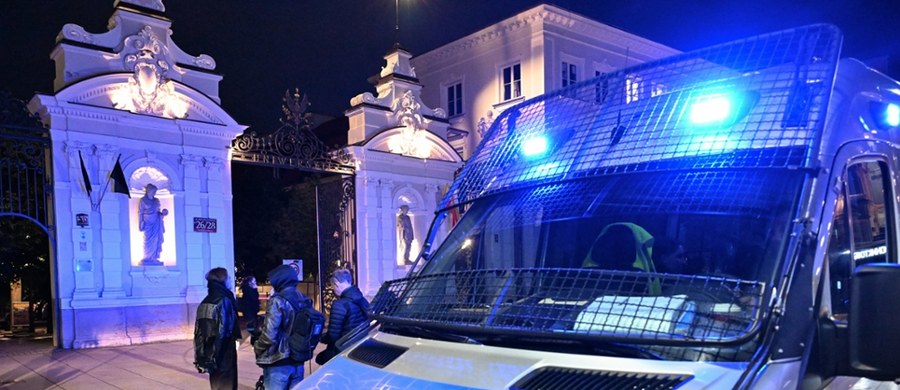 W czwartek po południu prokuratura przesłucha sprawcę makabrycznej zbrodni, do której doszło w środę wieczorem na terenie Uniwersytetu Warszawskiego - dowiedział się reporter RMF FM. 22-letni Polak, student prawa na tej uczelni, w bestialski sposób zabił siekierą pracownicę uniwersytetu i ciężko ranił mężczyznę, który próbował interweniować. 