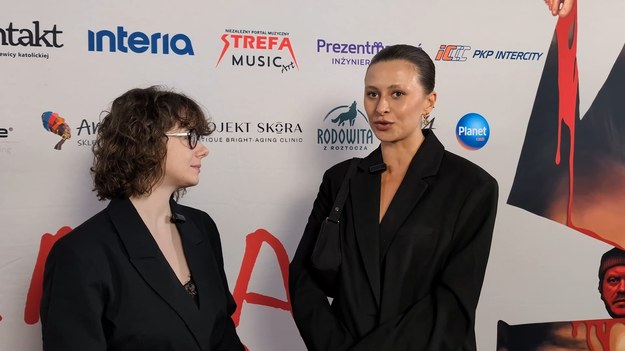 Angelika Smyrgała w filmie "Utrata równowagi" wciela się w postać, która doświadcza złego traktowania od strony psychicznej w szkole aktorskiej. Choć rola opiera się na prawdziwych historiach, sama - jak przyznaje - miała szczęście trafić na bezpieczne i wspierające środowisko.  O granicach w aktorstwie, szczęściu do ludzi i sile empatii z Angeliką Smyrgałą rozmawiała Martyna Janasik podczas premiery filmu.