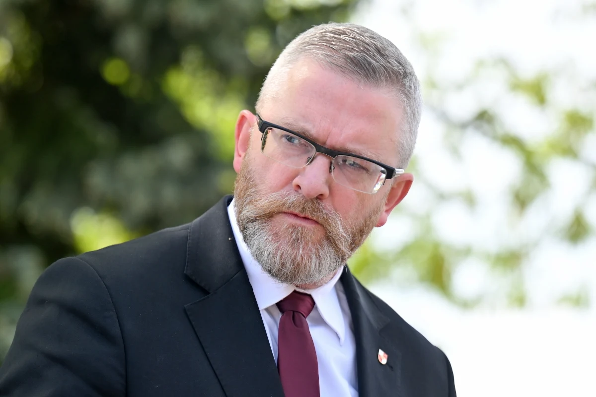 Dlaczego Grzegorz Braun miałby stracić immunitet? - pytała w Radiu RMF24 europosłanka Konfederacji Anna Bryłka. Przyznała też, że w głosowaniu w tej sprawie była przeciw. "To nie jest kwestia tego, co pan Grzegorz zrobił czy czego nie zrobił. Posłowie prawicy są przez Parlament Europejski po prostu zwalczani różnymi metodami" - oceniła rozmówczyni Piotra Salaka. 