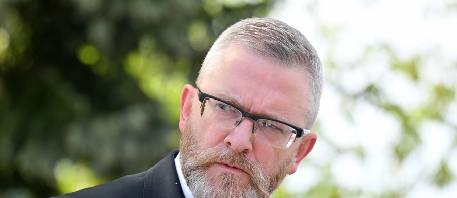 Dlaczego Grzegorz Braun miałby stracić immunitet? - pytała w Radiu RMF24 europosłanka Konfederacji Anna Bryłka. Przyznała też, że w głosowaniu w tej sprawie była przeciw. "To nie jest kwestia tego, co pan Grzegorz zrobił czy czego nie zrobił. Posłowie prawicy są przez Parlament Europejski po prostu zwalczani różnymi metodami" - oceniła rozmówczyni Piotra Salaka. 