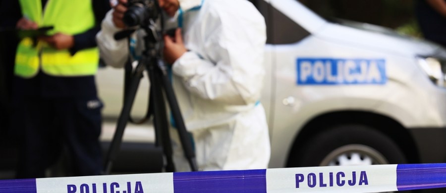Makabryczne odkrycie w Ustce (woj. pomorskie). Przypadkowy przechodzień zauważył w niewielkiej rzece dryfującą walizkę. Jak się okazało, w środku były zwłoki mężczyzny.