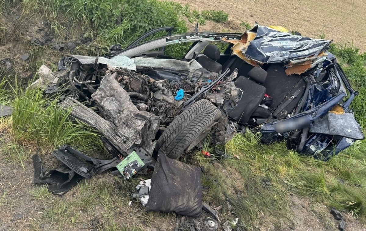 Zmiażdżona osobówka, 32-latek nie żyje. Dramat na drodze
