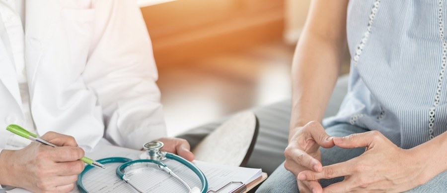 Co roku nawet ponad 3700 kobiet dowiaduje się, że ma raka jajnika – a około 80 proc. słyszy diagnozę w zaawansowanym już stadium choroby. Tymczasem to, jakie będą rokowania – zależy od tego, na jakim etapie guz zostanie wykryty. Najważniejsza jest świadomość – dlatego uświadamiamy w Światowym Dniu Walki z Rakiem Jajnika.