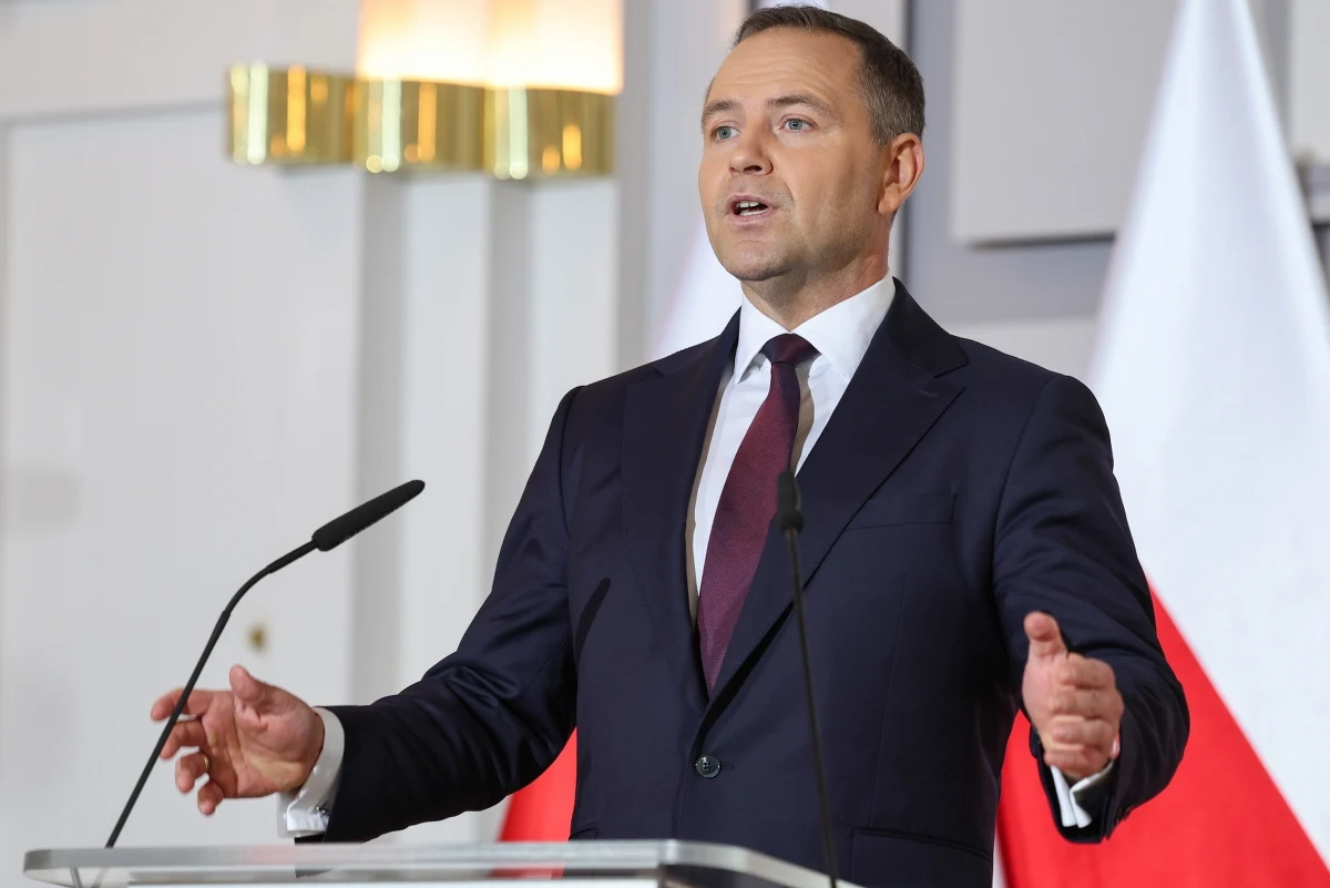 Szef Instytutu Pamięci Narodowej i kandydat na prezydenta Karol Nawrocki nie pojawi się w piątek w Sejmie, by wyjaśnić sprawę mieszkania kupionego od starszego mężczyzny. Potwierdziła to oficjalnie jego rzeczniczka Emilia Wierzbicki. Jej zdaniem komisja "nie ma podstaw prawnych" do zajmowania się oświadczeniami majątkowymi prezesa IPN.