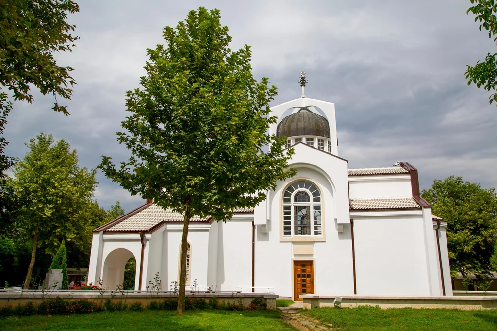 Cerkiew św. Paraskiewy w Rupite w Bułgarii, ufundowany przez Babę Wangę, która na budowę przeznaczyła datki od odwiedzających ją pielgrzymów