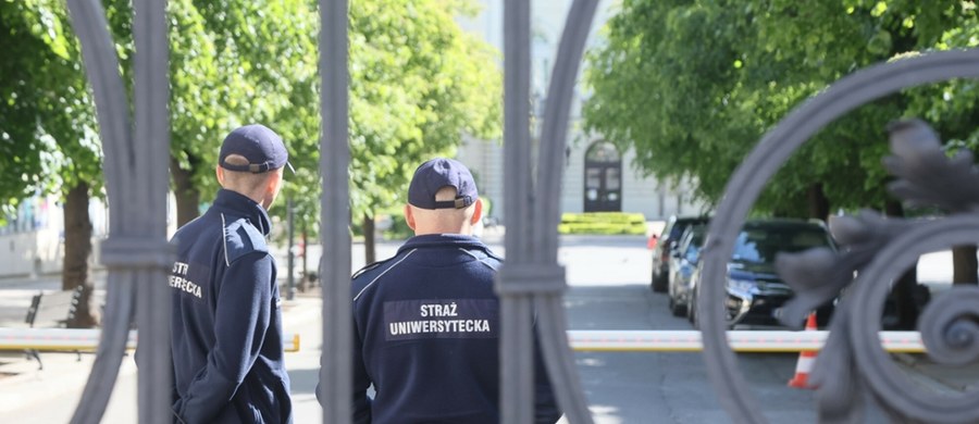 Pilny komunikat Prokuratury Okręgowej w Warszawie po makabrycznej zbrodni na Uniwersytecie Warszawskim. 22-letni mężczyzna zabił siekierą pracowniczkę UW oraz poważne ranił pracownika straży uniwersytetu. Prokuratura podała nowe informacje o stanie rannego.