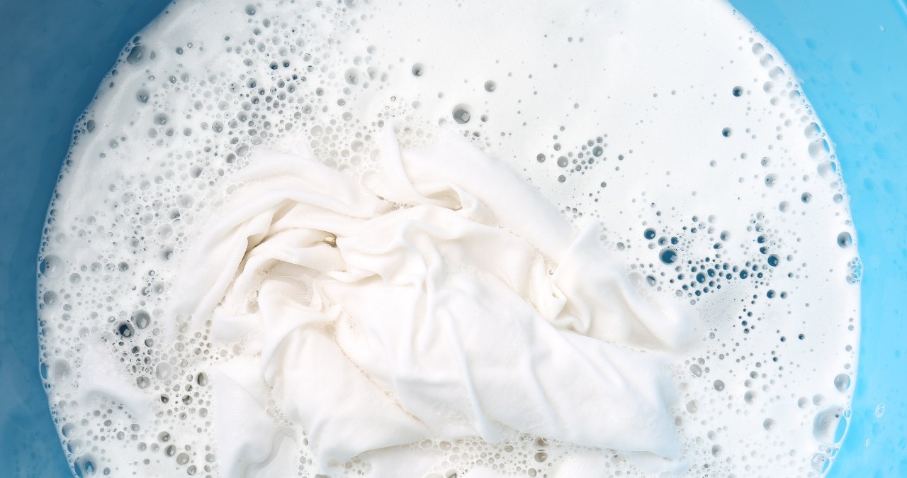 Moja babcia zawsze tak wybielała tkaniny. Zrób to z białą koszulą, a będzie jak nowa