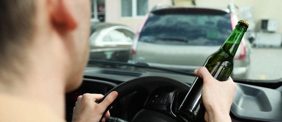 Ponad promil alkoholu miał w wydychanym powietrzu 33-letni kierowca zatrzymany przez policjantów z powiatu myślenickiego na zakopiance. Mężczyzna wiózł w aucie czworo pasażerów, w tym dwoje małych dzieci. 