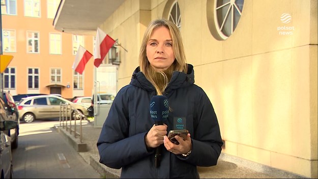 Do tragedii na Kampusie Głównym Uniwersytetu Warszawskiego doszło w środowe popołudnie. 22-letni napastnik (student uczelni) z siekierą zamordował 53-letnią kobietę oraz ciężko ranił interweniującego ochroniarza. Zbrodnia to pierwszy taki przypadek w Warszawie na terenie uczelni wyższej.