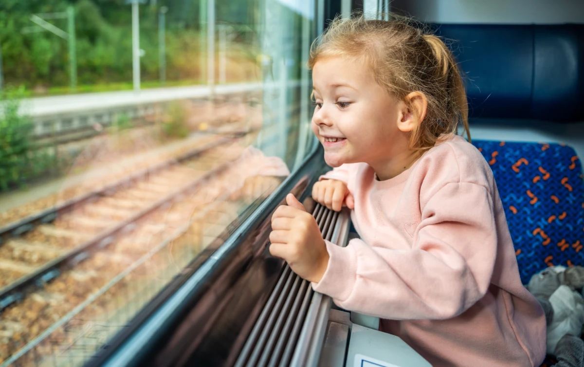 1 czerwca PKP Intercity szykuje dla najmłodszych podróżnych nietypową promocję. Z okazji Dnia Dziecka wszystkie dzieci i młodzież do 16. roku życia będą mogły podróżować pociągiem po całej Polsce za symboliczną złotówkę. To jednak nie wszystko - przewoźnik przygotował również atrakcyjne zniżki dla opiekunów. Sprawdź, co trzeba wiedzieć, by skorzystać z promocji.