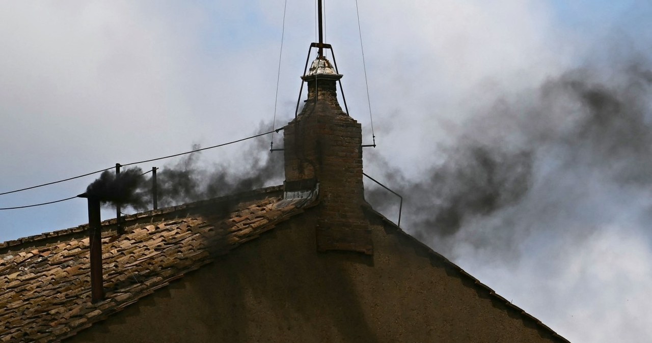 Konklawe w Watykanie. Czarny dym nad Kaplicą Sykstyńską