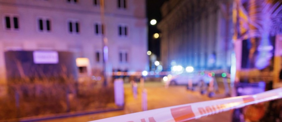 Zarzut zabójstwa dziecka dokonany w warunkach multirecydywy usłyszał ojczym 6-letniego Maksymiliana. Podobny zarzut został przedstawiony matce chłopca. Takie decyzje podjęła prokuratura w Zduńskiej Woli (Łódzkie). W tym mieście w mieszkaniu w jednej z kamienic znaleziono w środę ciało chłopca. 