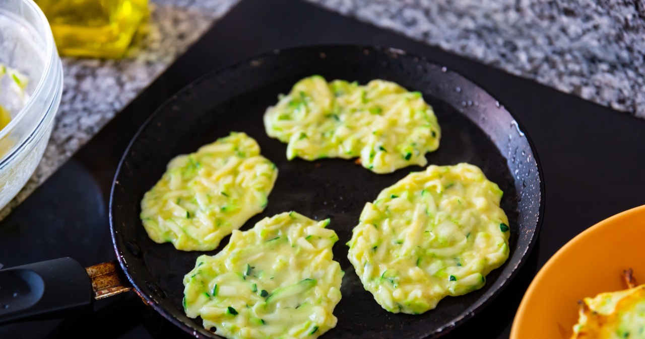 Ewa Wachowicz dodaje do masy. Sekret chrupiących placków z cukinii