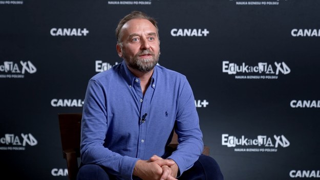 „Edukacja XD”, czyli kontynuacja „Emigracji XD” zadebiutowała na platformie Canal+ online. Wojciech Mecwaldowski wciela się w jednego z bohaterów, który pojawia się dopiero siódmym i ósmym odcinku. W rozmowie z Interią opowiedział o roli, komediowości oraz zdradził, dlaczego zdecydował się na występ w serialu.