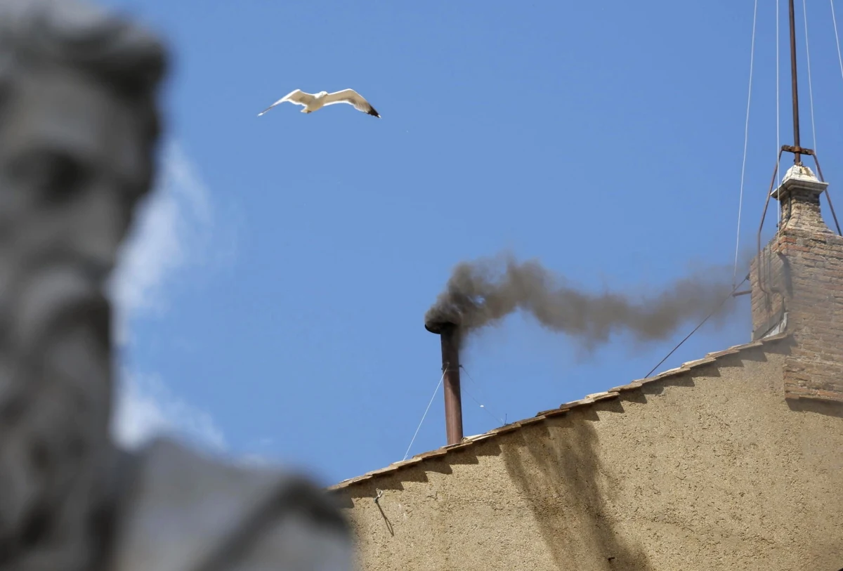 Kardynałowie-elektorzy ponownie nie wybrali papieża. Z komina Kaplicy Sykstyńskiej znów wydobył się czarny dym.