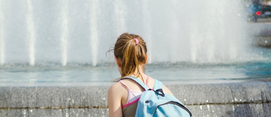 Bardzo wczesne pojawienie się pierwszej miesiączki nie jest korzystne dla zdrowia kobiet, bo zwiększa ryzyko wielu groźnych schorzeń, w tym nowotworów. Z badań amerykańskich naukowców, opublikowanych w piśmie "Human Reproduction" wynika, że szybsze dojrzewanie dziewczynek może mieć związek z dietą. 