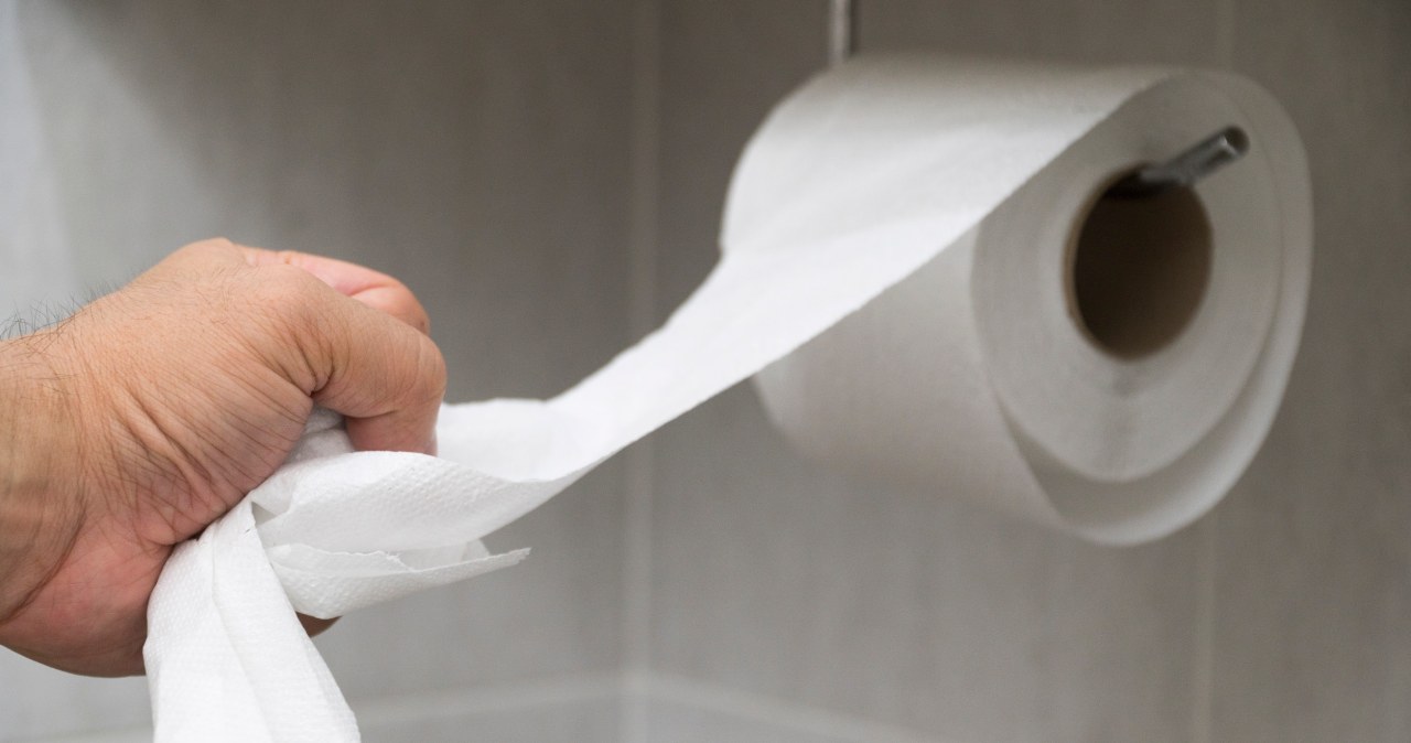 Prawidłowa pozycja papieru toaletowego. Po której jesteś stronie?
