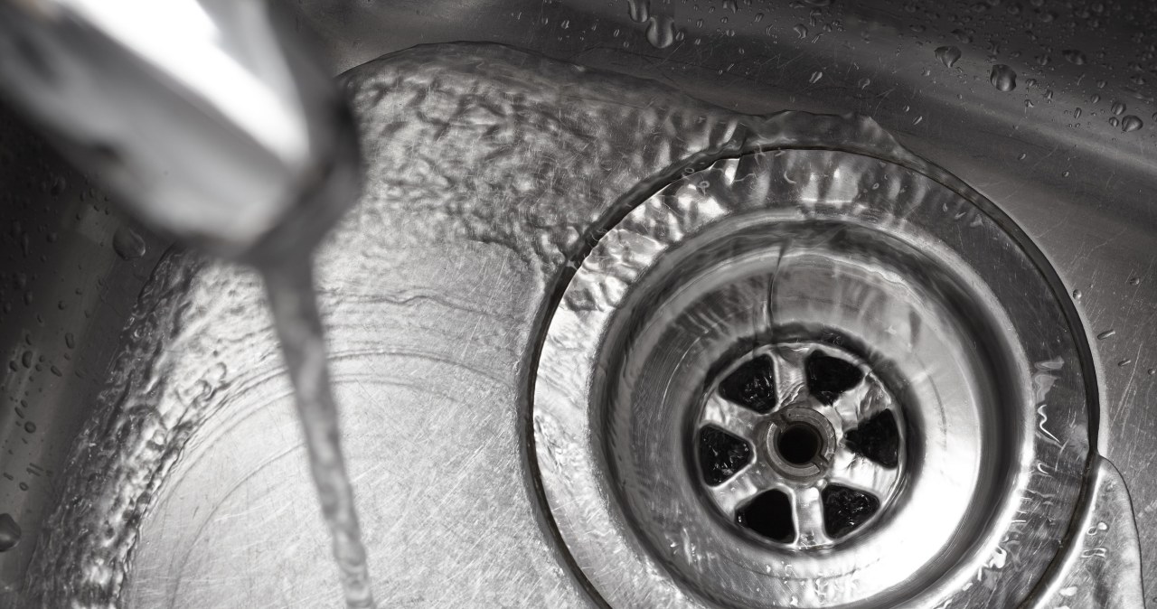 Wsyp do odpływu. Brzydki zapach w mig zniknie ze zlewu