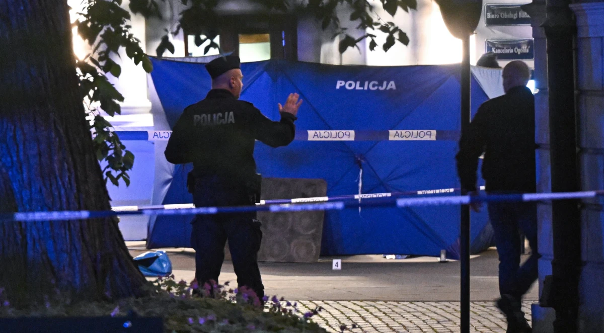 Prokuratura Okręgowa w Warszawie wszczęła śledztwo w sprawie śmierci pracowniczki Uniwersytetu Warszawskiego na kampusie uczelni. Kobieta została pozbawiona życia przez 22-letniego studenta prawa. "Jest to rzeczywiście bardzo brutalne zabójstwo" - podkreślił rzecznik Prokuratury Okręgowej w Warszawie prok. Piotr Antoni Skiba.