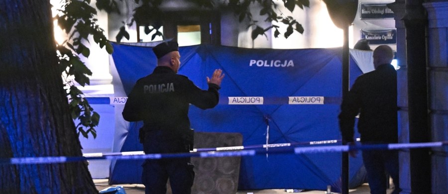 Prokuratura Okręgowa w Warszawie wszczęła śledztwo w sprawie śmierci pracowniczki Uniwersytetu Warszawskiego na kampusie uczelni. Kobieta została pozbawiona życia przez 22-letniego studenta prawa. "Jest to rzeczywiście bardzo brutalne zabójstwo" - podkreślił rzecznik Prokuratury Okręgowej w Warszawie prok. Piotr Antoni Skiba.