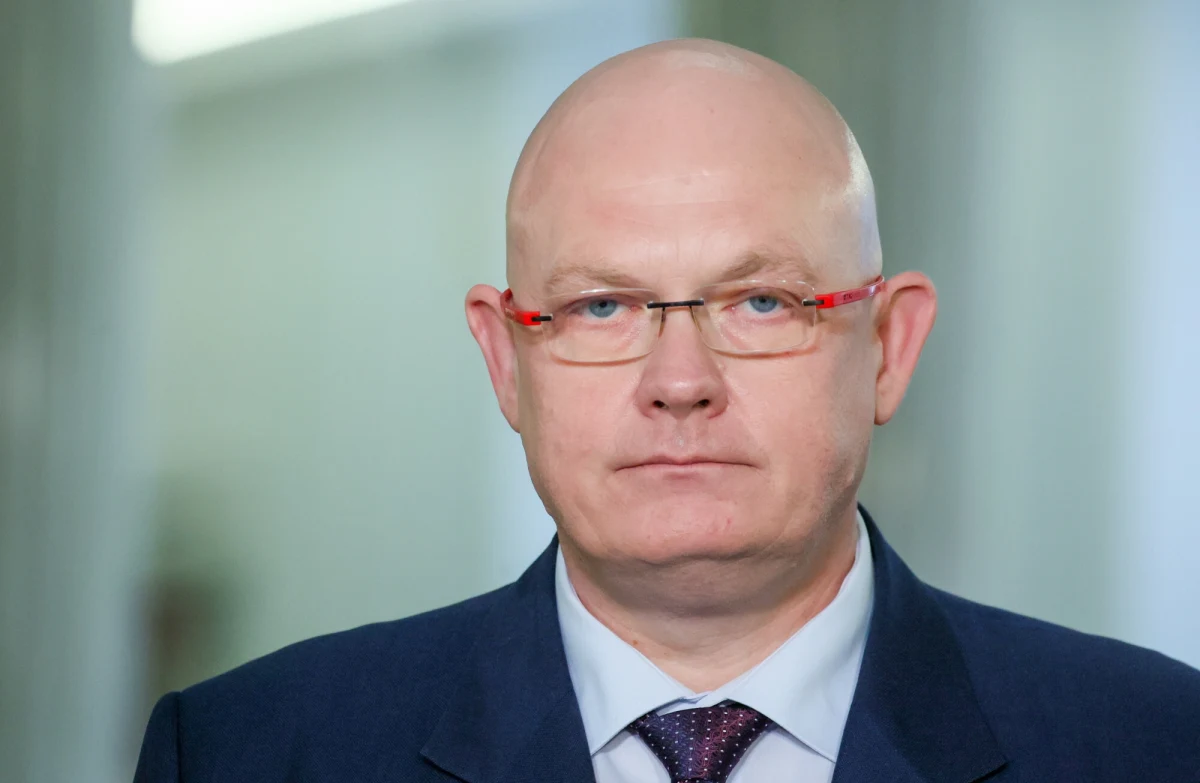 "Jeżeli ukradnę samochód, a potem go oddam potrzebującym, to czy przestanę odpowiadać za to, że ukradłem samochód? Oczywiście z zachowaniem odpowiednich proporcji, ale pan kandydat Nawrocki powinien przede wszystkim wyjaśnić nieprawidłowości, które tam widać w dokumentach, a przede wszystkim powinien powiedzieć, jaka jest prawda" - mówił wiceminister cyfryzacji Michał Gramatyka z Trzeciej Drogi, który był gościem Kacpra Wróblewskiego w sejmowym studiu Radia RMF24.