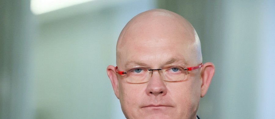 "Jeżeli ukradnę samochód, a potem go oddam potrzebującym, to czy przestanę odpowiadać za to, że ukradłem samochód? Oczywiście z zachowaniem odpowiednich proporcji, ale pan kandydat Nawrocki powinien przede wszystkim wyjaśnić nieprawidłowości, które tam widać w dokumentach, a przede wszystkim powinien powiedzieć, jaka jest prawda" - mówił wiceminister cyfryzacji Michał Gramatyka z Trzeciej Drogi, który był gościem Kacpra Wróblewskiego w sejmowym studiu Radia RMF24.