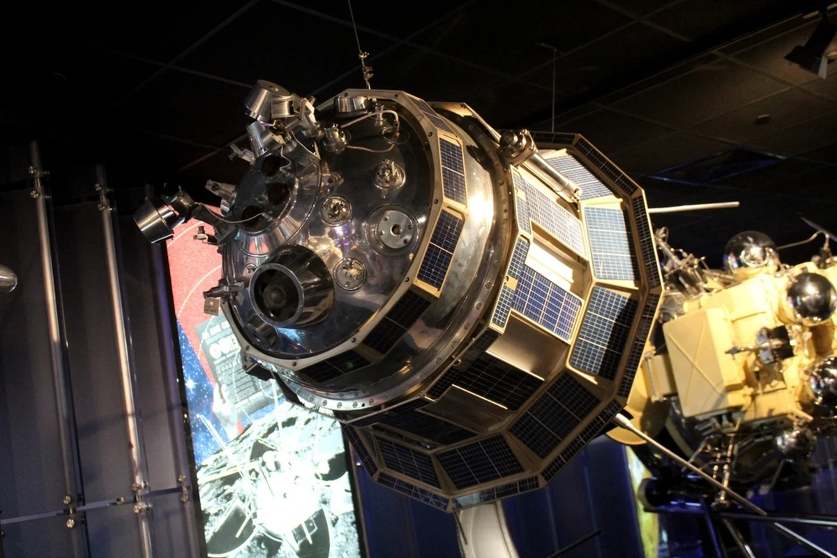 Radziecka sonda COSMOS 482, która ponad pół wieku temu, w 1972 roku, została wystrzelona z zamiarem dotarcia na Wenus, teraz wraca na Ziemię. Jak podaje Polska Agencja Kosmiczna (POLSA), przeloty sondy nad terytorium Polski są przewidywane nad rankiem 10 maja.