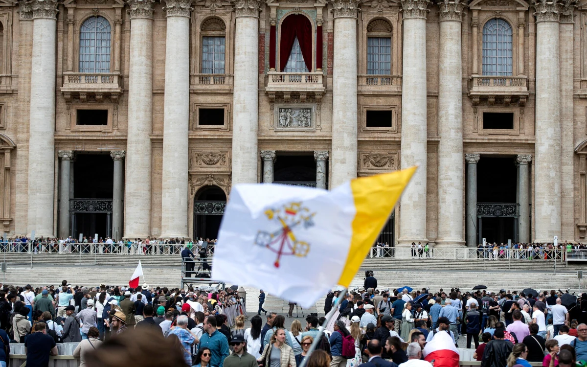 Kardynałowie-elektorzy wybrali nowego papieża. Co się stanie, zanim Ojciec Święty zostanie zaprezentowany światu? Wyjaśniamy.