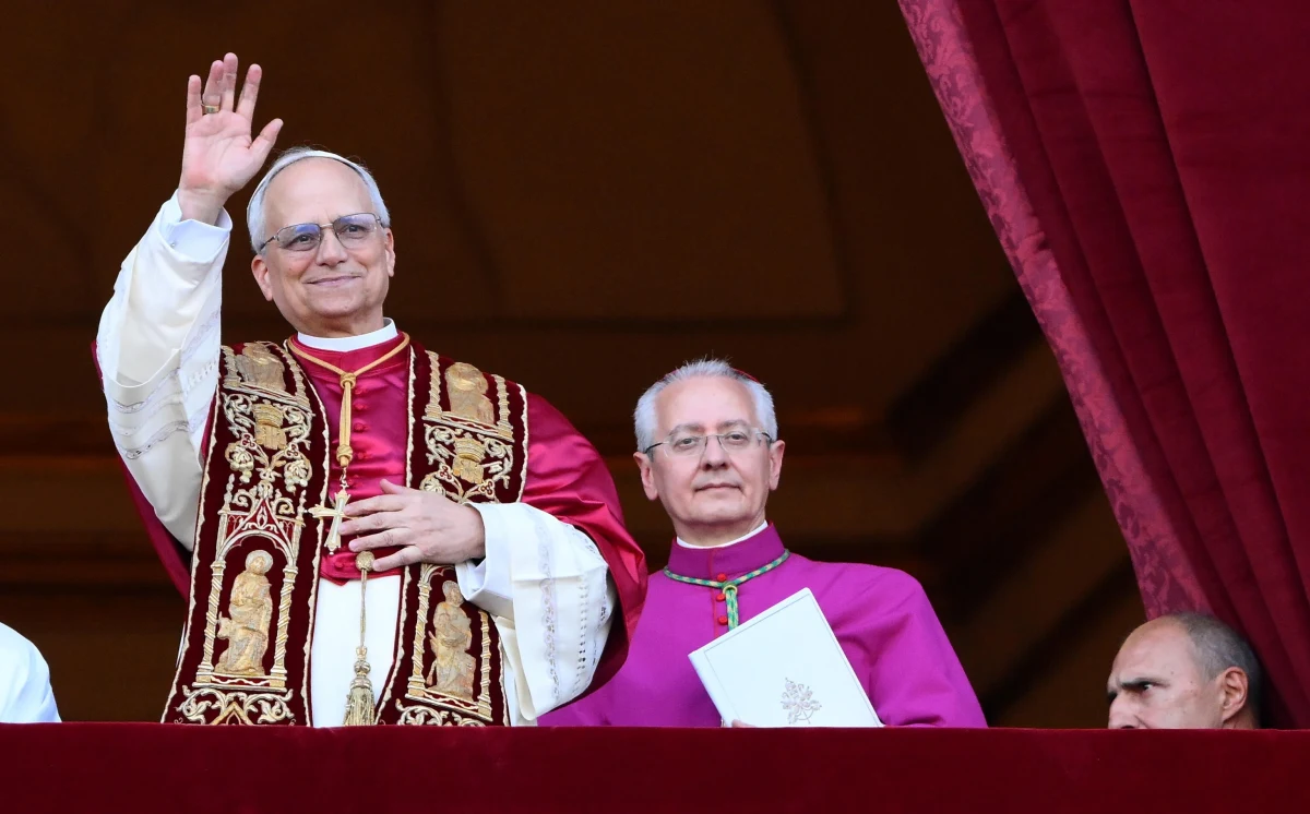 Robert Prevost ze Stanów Zjednoczonych jako papież przyjął imię Leona XIV. Nowy Ojciec Święty ma 69 lat. Urodził się w Chicago. Ma też obywatelstwo peruwiańskie. W przeszłości był generałem Augustianów. 