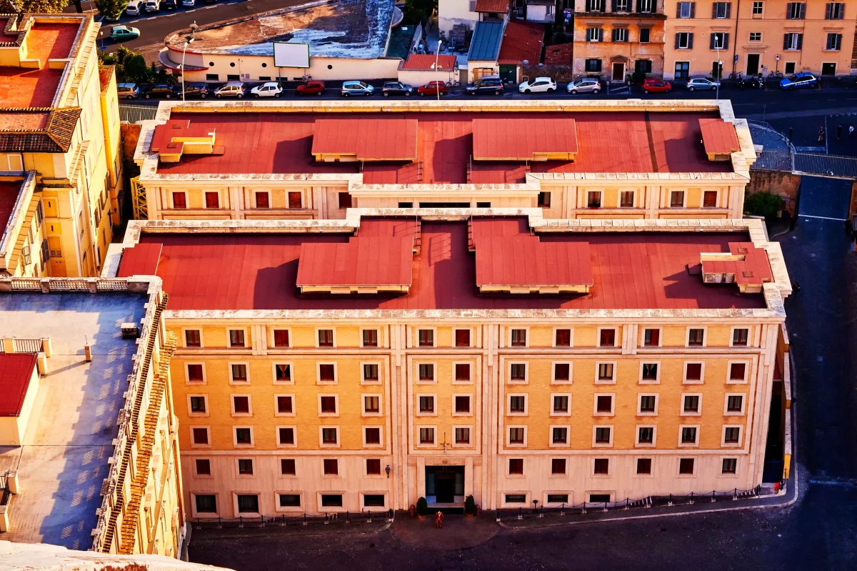 Decyzja o wyborze rezydencji przez nowego papieża Leona XIV to nie tylko kwestia osobistych preferencji, ale także istotny sygnał dla wiernych na całym świecie. Nowy następca św. Piotra stoi przed wyborem: kontynuować skromność swojego poprzednika, czy wrócić do tradycyjnych apartamentów papieskich?