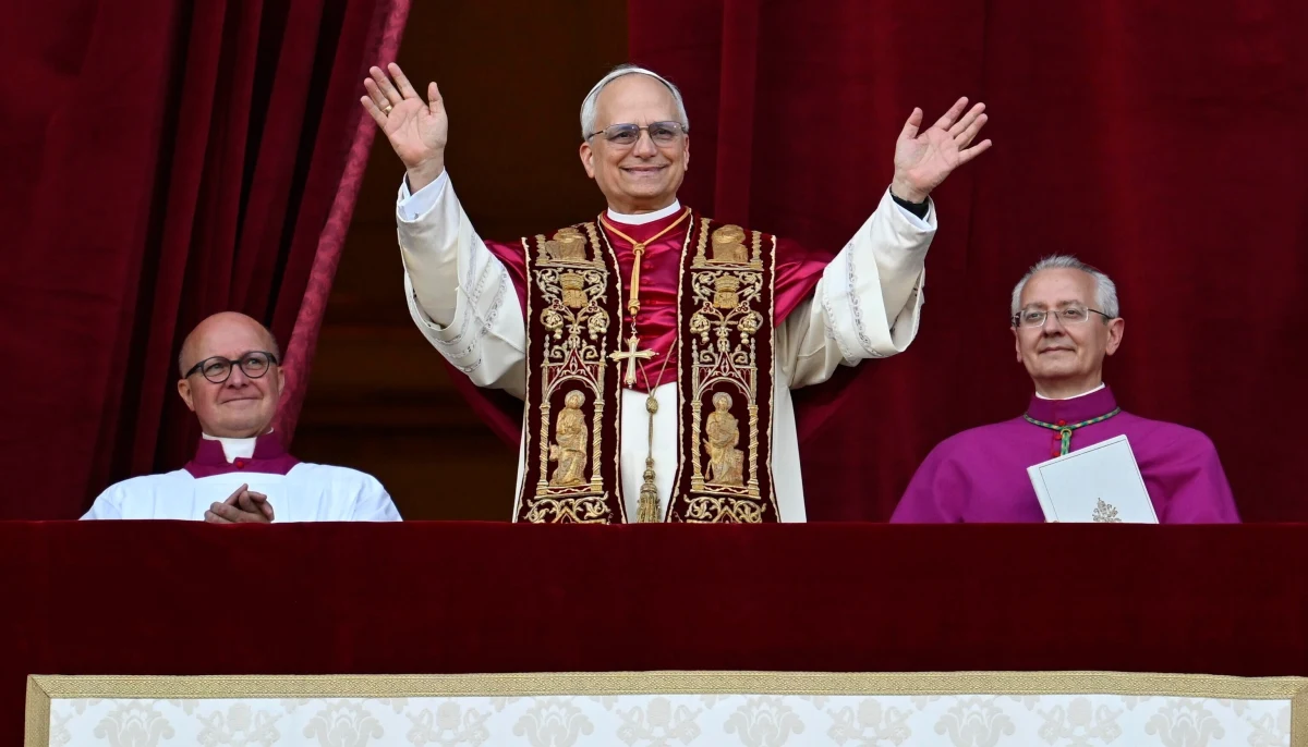 Po godz. 18:00 z komina na dachu Kaplicy Sykstyńskiej ukazał się światu biały dym. Oznaczało to jedno - habemus papam, mamy papieża. Po godz. 19:00 poinformowano, że następcą Franciszka, 267. biskupem Rzymu został Amerykanin Robert Prevost.