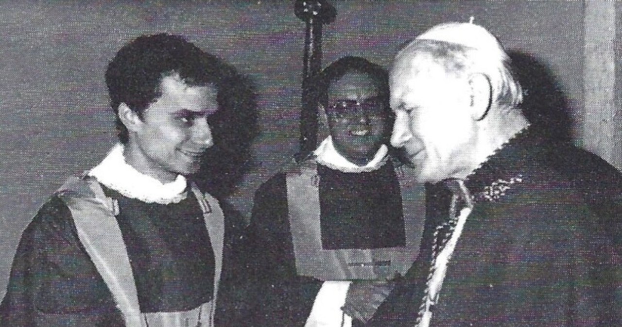 Niezwykłe zdjęcie sprzed lat. Robert Prevost z Janem Pawłem II
