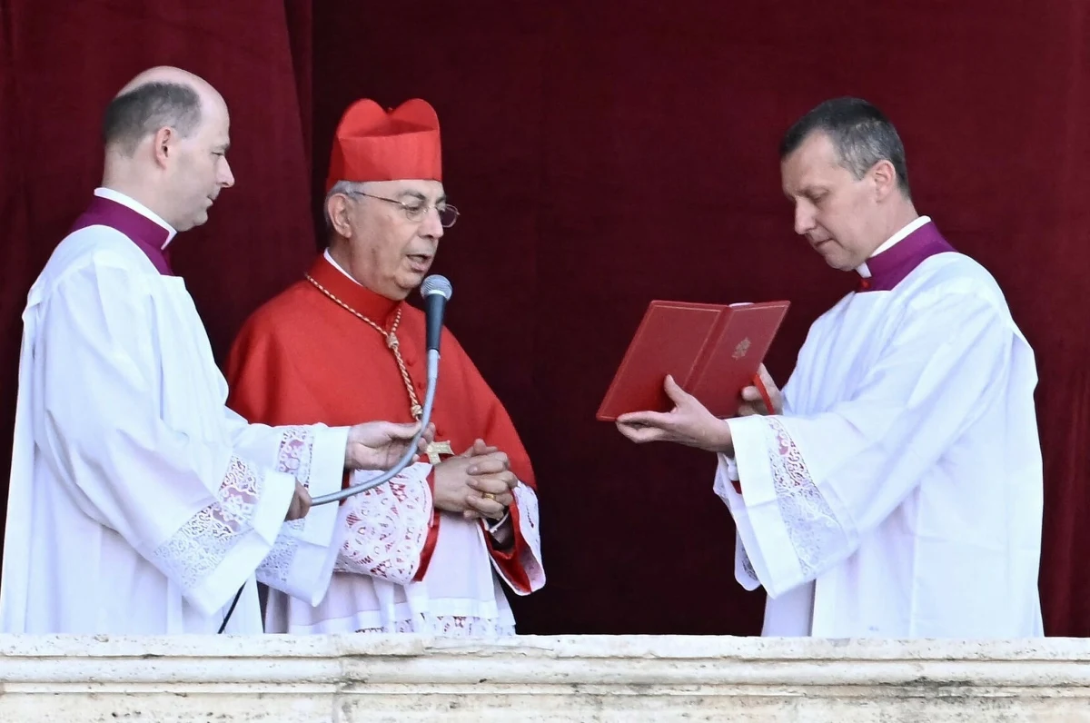 Niezwykły zaszczyt spotkał polskiego kapłana tuż po wyborze nowego papieża. Papieski ceremoniarz ks. Krzysztof Marcjanowicz pojawił się na balkonie bazyliki św. Piotra, gdy kardynał protodiakon wygłaszał słynne "Habemus papam", przedstawiając światu Leona XIV.