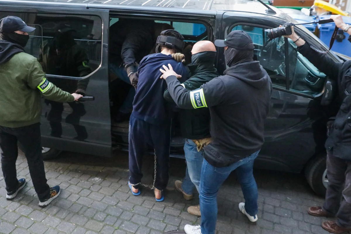 Mieszko R., 22-letni student prawa Uniwersytetu Warszawskiego, który usłyszał w czwartek zarzuty w związku z brutalnym zabójstwem 53-letniej pracownicy tej uczelni, nie leczył się psychiatrycznie i w ciągu ostatniego roku nie zażywał żadnych leków. Takie są wstępne ustalenia prokuratury. „Gazeta Wyborcza” dotarła do znajomych Mieszka R. z czasów liceum w Gdyni i studiów. Z ich relacji wynika, że był bardzo cichy i wycofany.