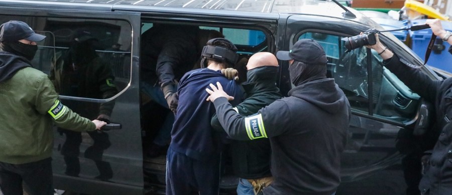 Mieszko R., 22-letni student prawa Uniwersytetu Warszawskiego, który usłyszał w czwartek zarzuty w związku z brutalnym zabójstwem 53-letniej pracownicy tej uczelni, nie leczył się psychiatrycznie i w ciągu ostatniego roku nie zażywał żadnych leków. Takie są wstępne ustalenia prokuratury. „Gazeta Wyborcza” dotarła do znajomych Mieszka R. z czasów liceum w Gdyni i studiów. Z ich relacji wynika, że był bardzo cichy i wycofany.