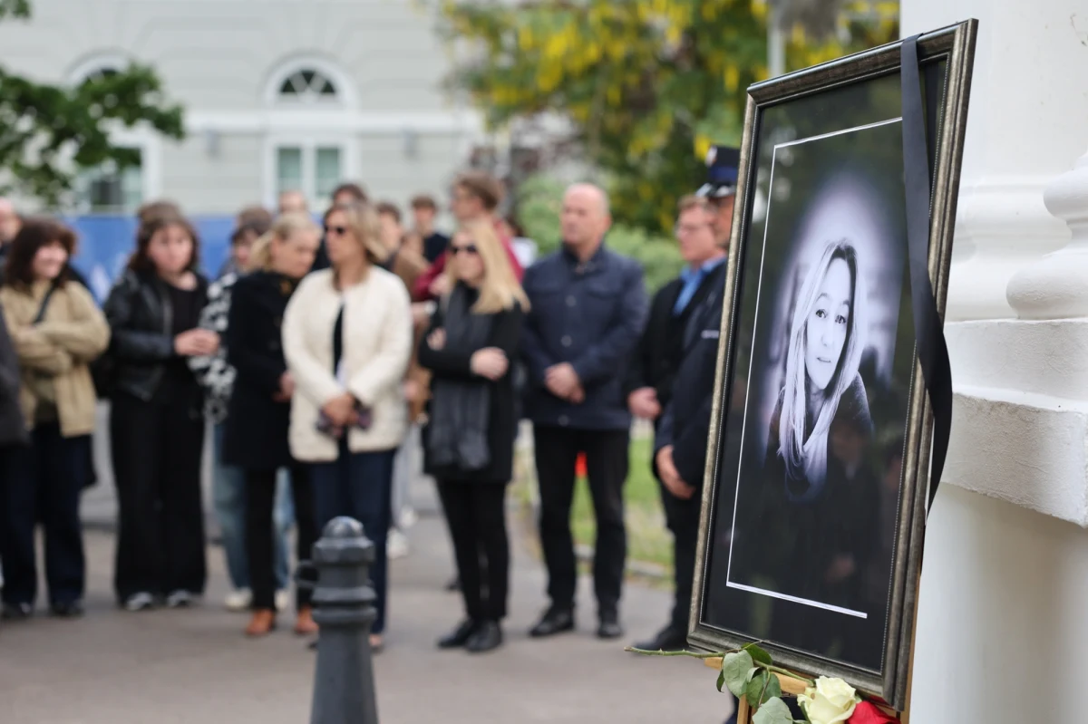 Część świadków środowego ataku na Uniwersytecie Warszawskim, zamiast interweniować, kręciła filmy - zauważył rzecznik ministra spraw wewnętrznych i administracji Jacek Dobrzyński. Jak mówił, najbardziej niepokojące jest, że mało kto chciał pomóc. Do zbrodni doszło późnym popołudniem w środę na terenie kampusu UW. 22-letni student prawa zaatakował siekierą 53-letnią pracownicę uczelni. Kobieta nie przeżyła.