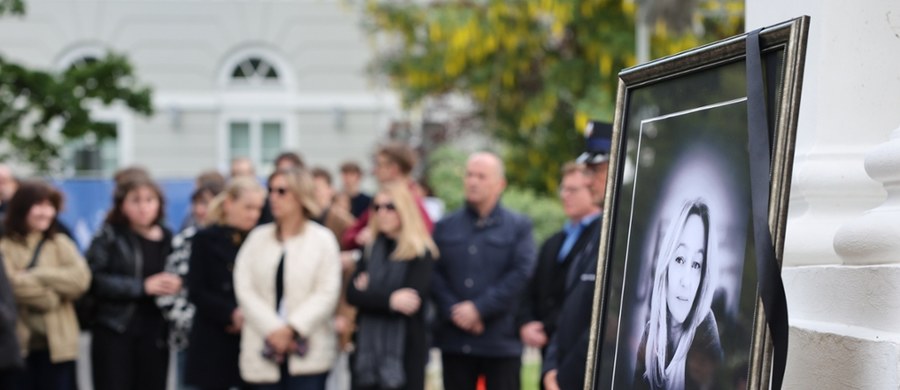 Część świadków środowego ataku na Uniwersytecie Warszawskim, zamiast interweniować, kręciła filmy - zauważył rzecznik ministra spraw wewnętrznych i administracji Jacek Dobrzyński. Jak mówił, najbardziej niepokojące jest, że mało kto chciał pomóc. Do zbrodni doszło późnym popołudniem w środę na terenie kampusu UW. 22-letni student prawa zaatakował siekierą 53-letnią pracownicę uczelni. Kobieta nie przeżyła.
